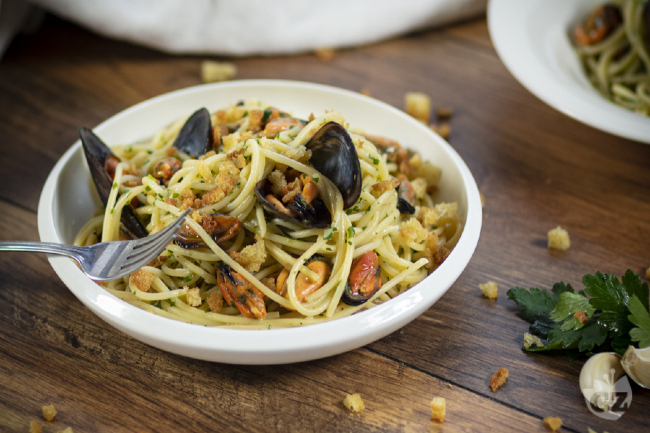 Pasta with Mussels and Breadcrumbs - Italian recipes by GialloZafferano