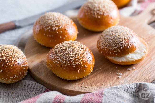 Burger buns (hamburger buns) - Italian recipes by GialloZafferano