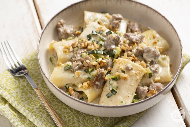 Paccheri with cream, sausage, and zucchini - Italian recipes by GialloZafferano