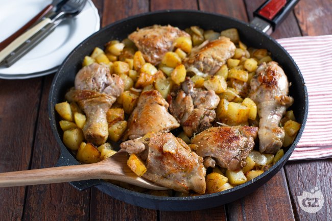 Rustic chicken with potatoes - Italian recipes by GialloZafferano