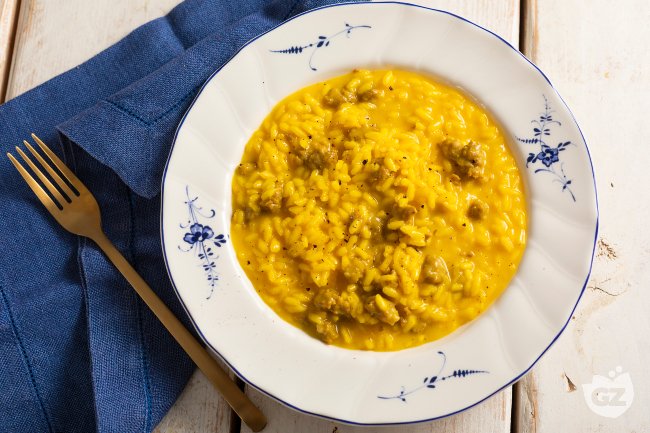 Sausage and Saffron Risotto - Italian recipes by GialloZafferano