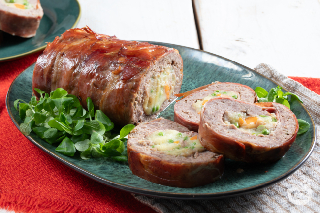 Meatloaf with speck and potatoes - Italian recipes by GialloZafferano