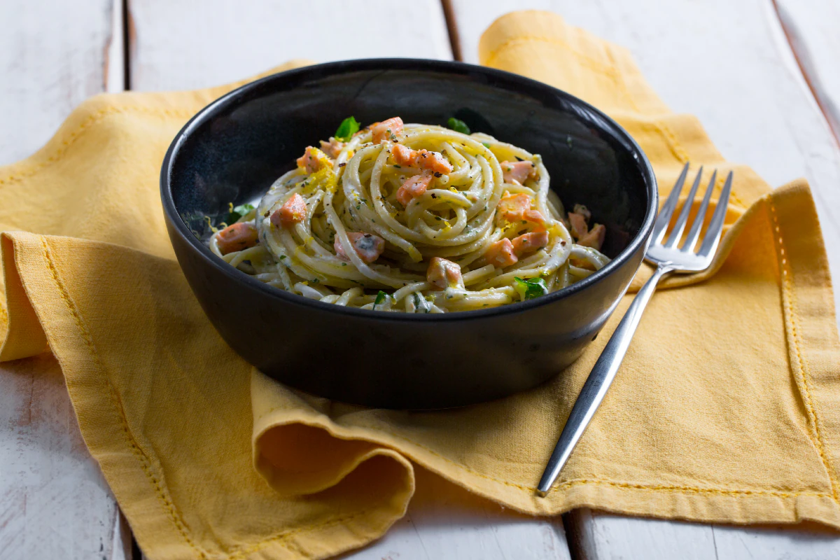 Spaghetti with salmon and stracciatella with basil