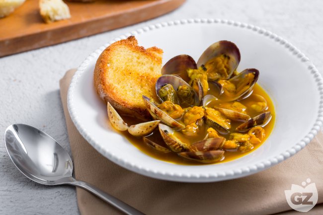 Clam Soup with Saffron - Italian recipes by GialloZafferano