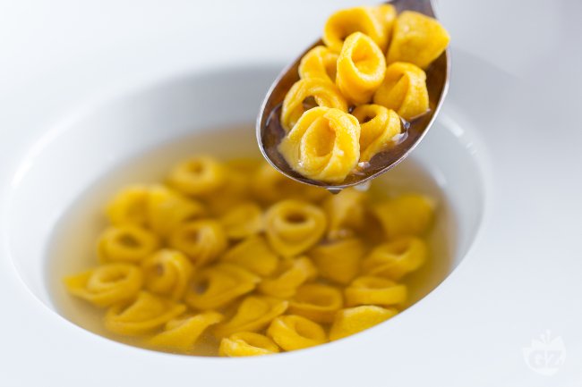 Tortellini in broth - Italian recipes by GialloZafferano