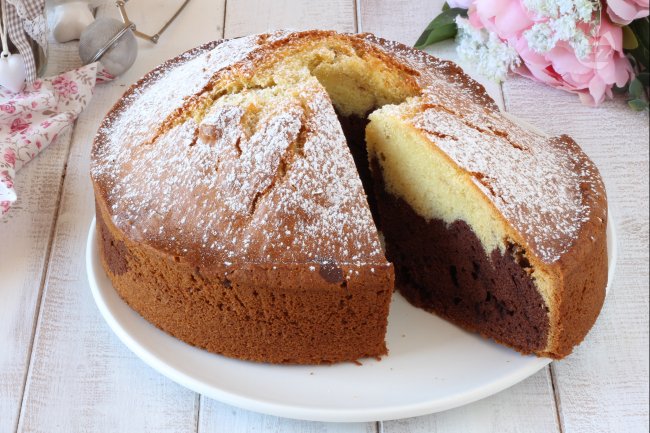 Chocolate and vanilla layer cake - Italian recipes by GialloZafferano