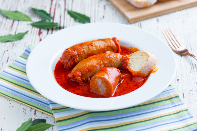 Sausages in Tomato Sauce - Italian recipes by GialloZafferano