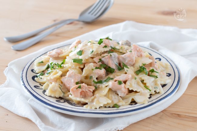 Fresh Salmon Farfalle - Italian recipes by GialloZafferano