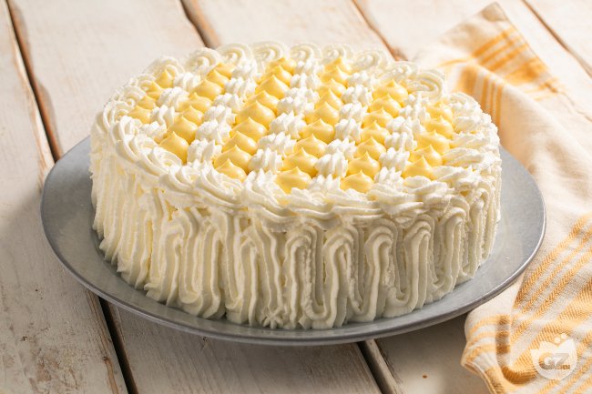 Chantilly cake with sponge base and cream: the elegant dessert for every occasion
