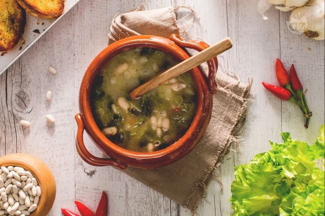 Beans and Escarole - Italian recipes by GialloZafferano
