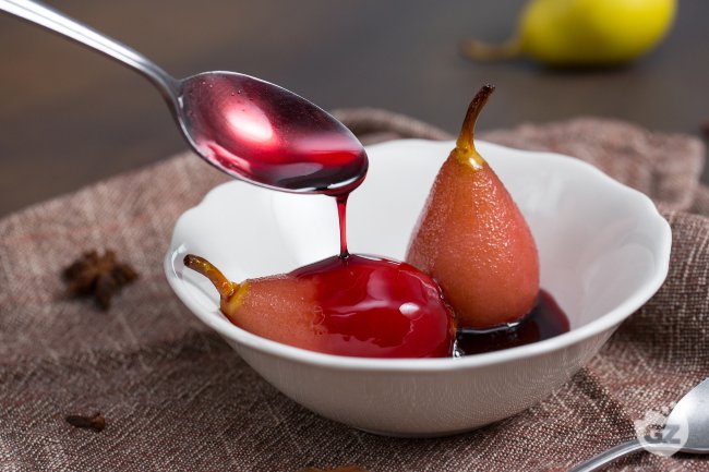 Pears in Red Wine - Italian recipes by GialloZafferano