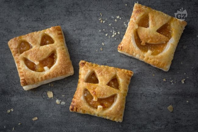 Puff Pastry Pumpkins - Italian recipes by GialloZafferano