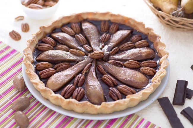 Chocolate tart with pears and pecans - Italian recipes by GialloZafferano