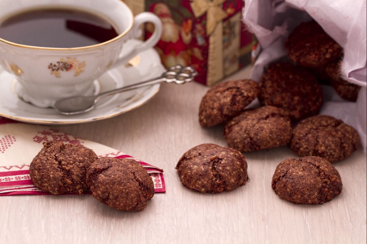 Spiced cookies with chocolate and almonds