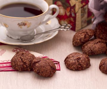 Spiced cookies with chocolate and almonds