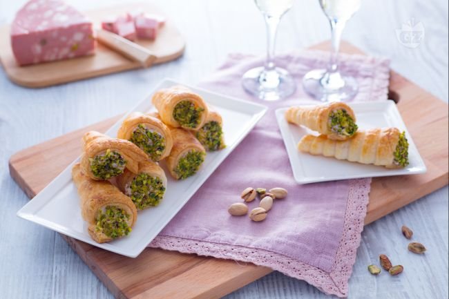 Savory cones with mortadella mousse - Italian recipes by GialloZafferano