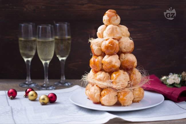 Christmas Croquembouche - Italian recipes by GialloZafferano