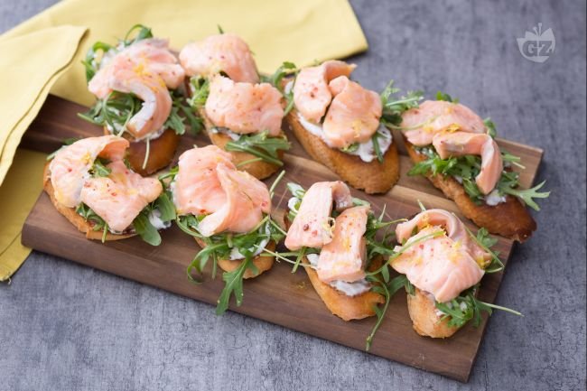Crostini with Marinated Salmon - Italian recipes by GialloZafferano