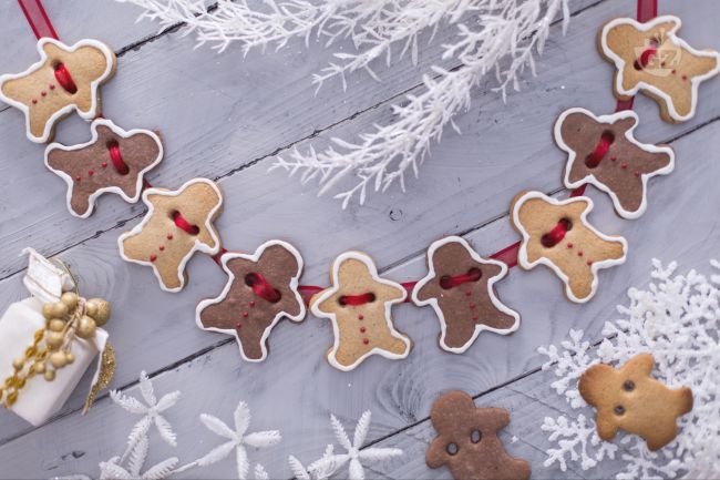 Gingerbread Garland - Italian recipes by GialloZafferano