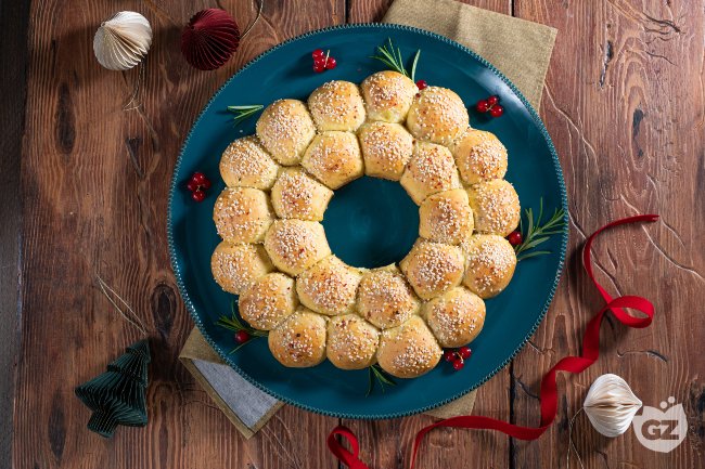 Savory Christmas Wreath - Italian recipes by GialloZafferano