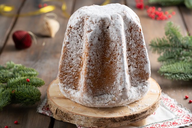 Pandoro with sourdough - Italian recipes by GialloZafferano