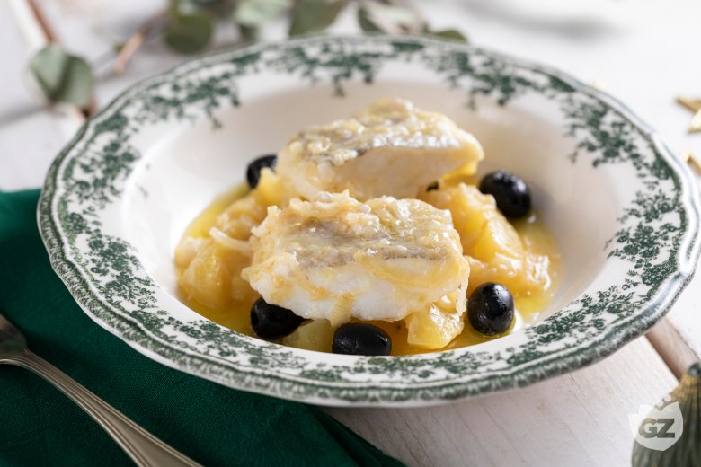 Cod with potatoes and olives