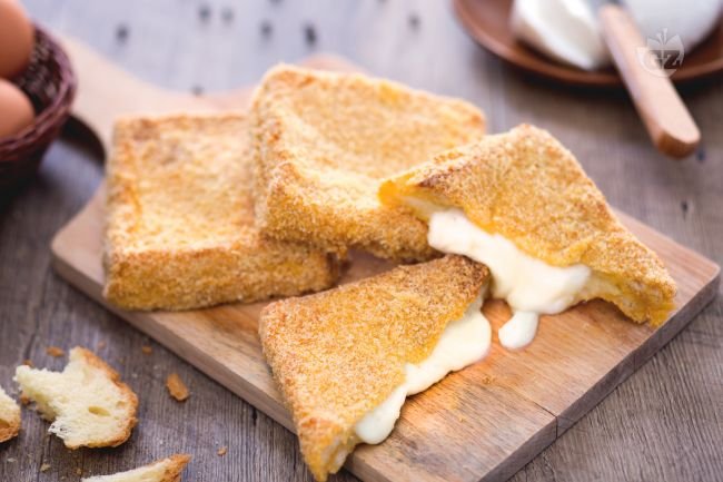 Baked Mozzarella in Carrozza - Italian recipes by GialloZafferano