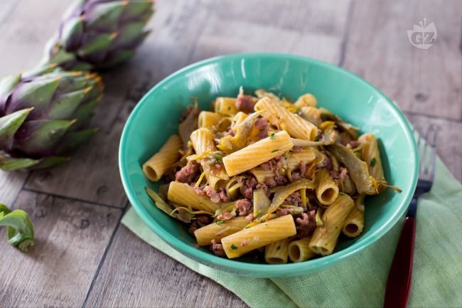Pasta artichokes and sausage - Italian recipes by GialloZafferano