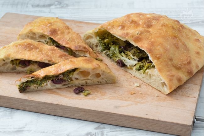 Escarole Pizza - Italian recipes by GialloZafferano