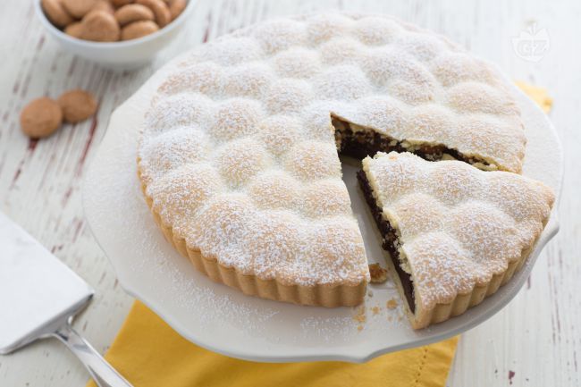 Amaretti and Chocolate Tart - Italian recipes by GialloZafferano