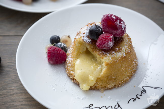 White Chocolate Lava Cakes - Italian recipes by GialloZafferano