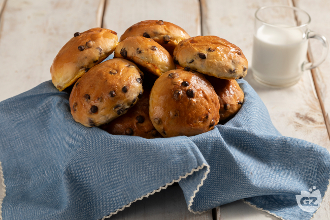 Chocolate Chip Buns - Italian recipes by GialloZafferano