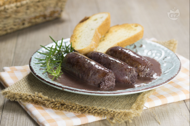 Sausages with Red Wine - Italian recipes by GialloZafferano