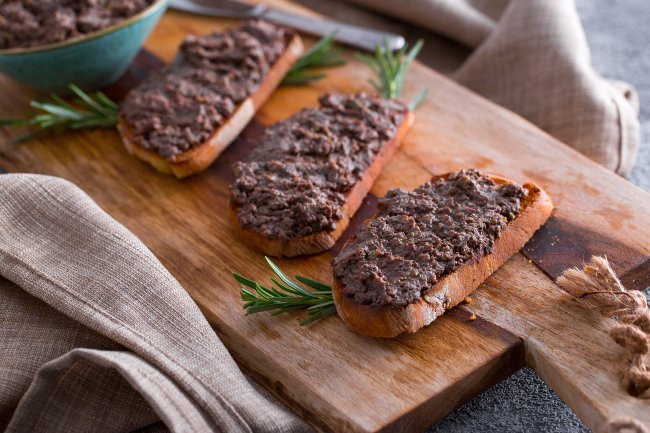 Tuscan crostini with liver pâté - Italian recipes by GialloZafferano