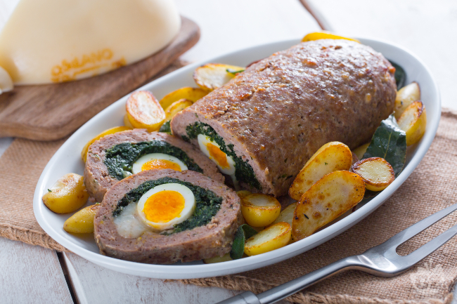 Meatloaf stuffed with spinach and caciocavallo - Italian recipes by GialloZafferano