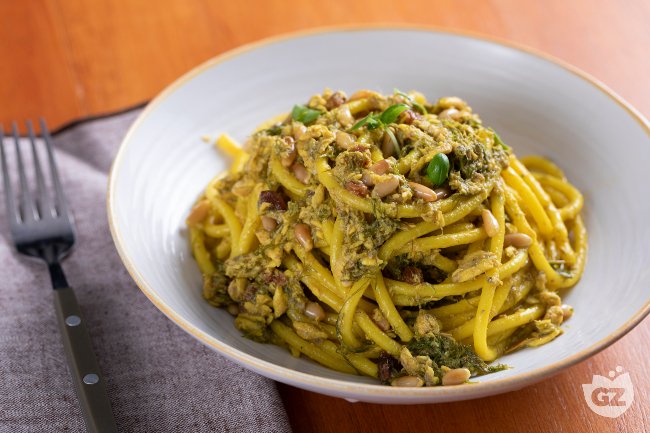 Bucatini with sardines, raisins, and pine nuts - Italian recipes by GialloZafferano