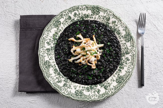 Squid ink risotto with sautéed cuttlefish - Italian recipes by GialloZafferano