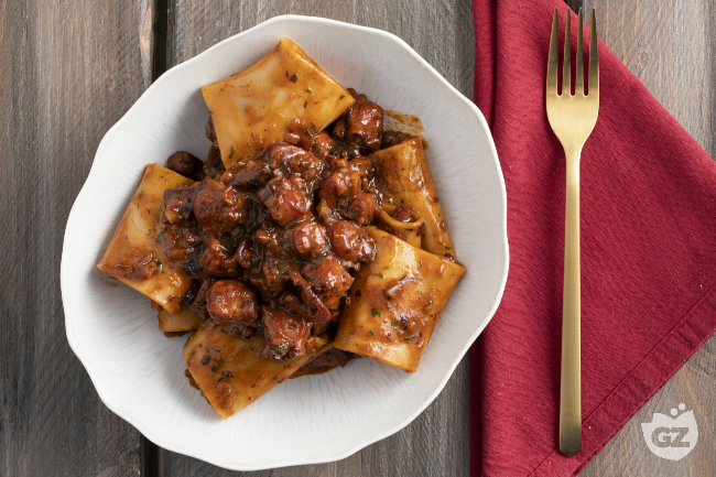 Paccheri with octopus ragù - Italian recipes by GialloZafferano