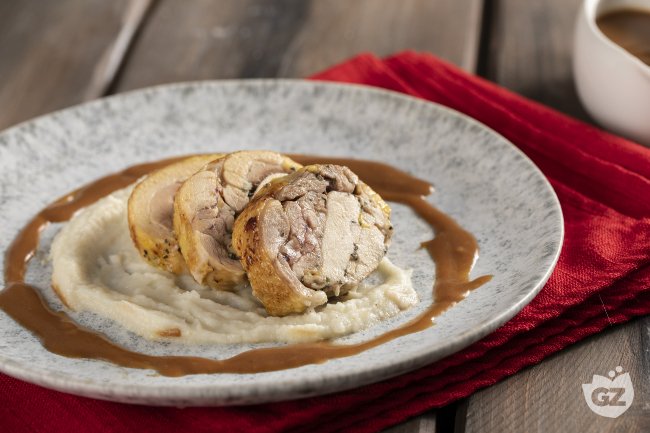 Capon roulade with celery root purée - Italian recipes by GialloZafferano