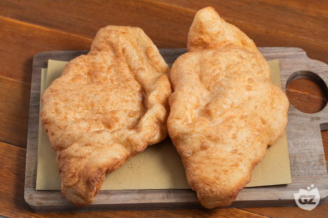Fried pizza with ricotta and cicoli - Italian recipes by GialloZafferano