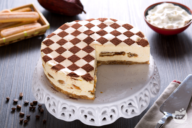 Tiramisu cheesecake with ladyfingers - Italian recipes by GialloZafferano