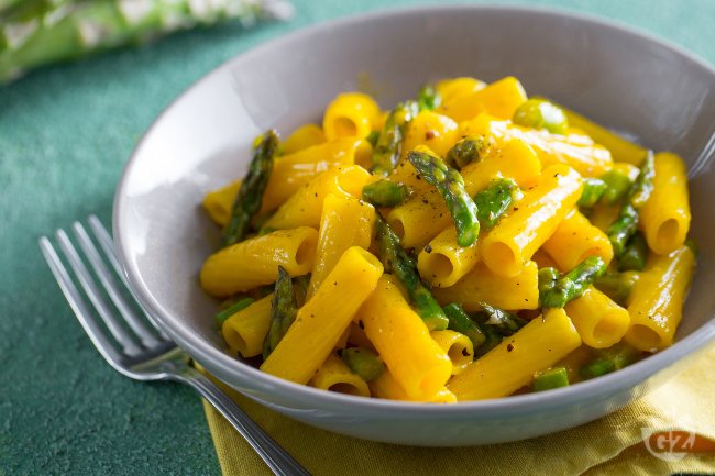 Asparagus Carbonara - Italian recipes by GialloZafferano