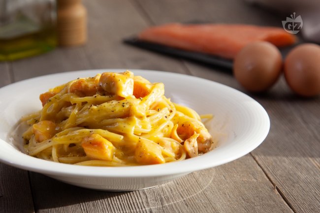 Salmon Carbonara - Italian recipes by GialloZafferano