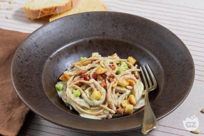 Spaghetti with Romanesco broccoli and bacon - Italian recipes by GialloZafferano