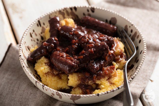 Sausage with red wine and polenta - Italian recipes by GialloZafferano