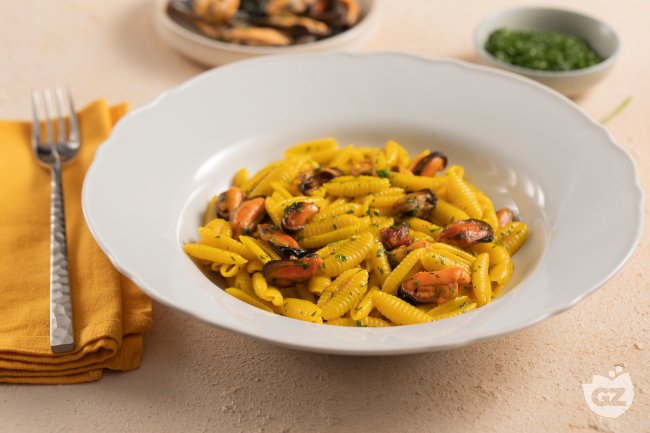 Pasta with Mussels and Saffron - Italian recipes by GialloZafferano