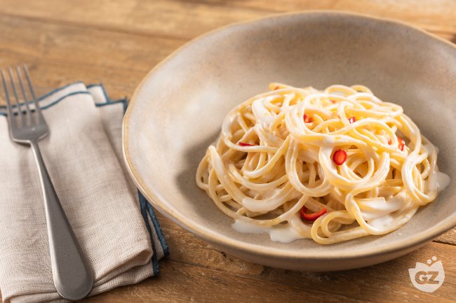 Creamy garlic, oil, and chili pasta - Italian recipes by GialloZafferano