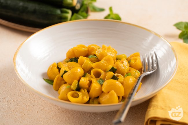 Pasta with Zucchini and Saffron - Italian recipes by GialloZafferano