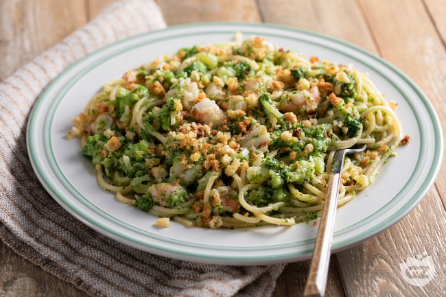 Spaghetti with broccoli and shrimp - Italian recipes by GialloZafferano