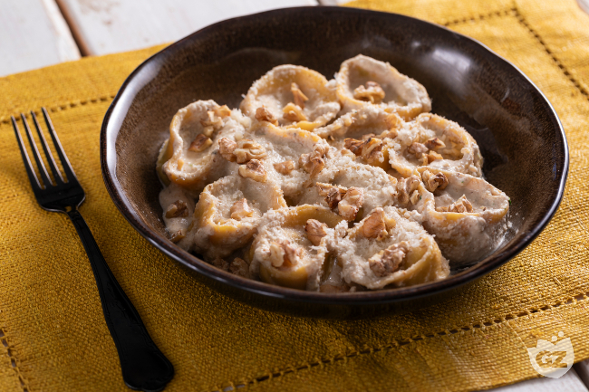 Ricotta and herb ravioli with walnut sauce - Italian recipes by GialloZafferano